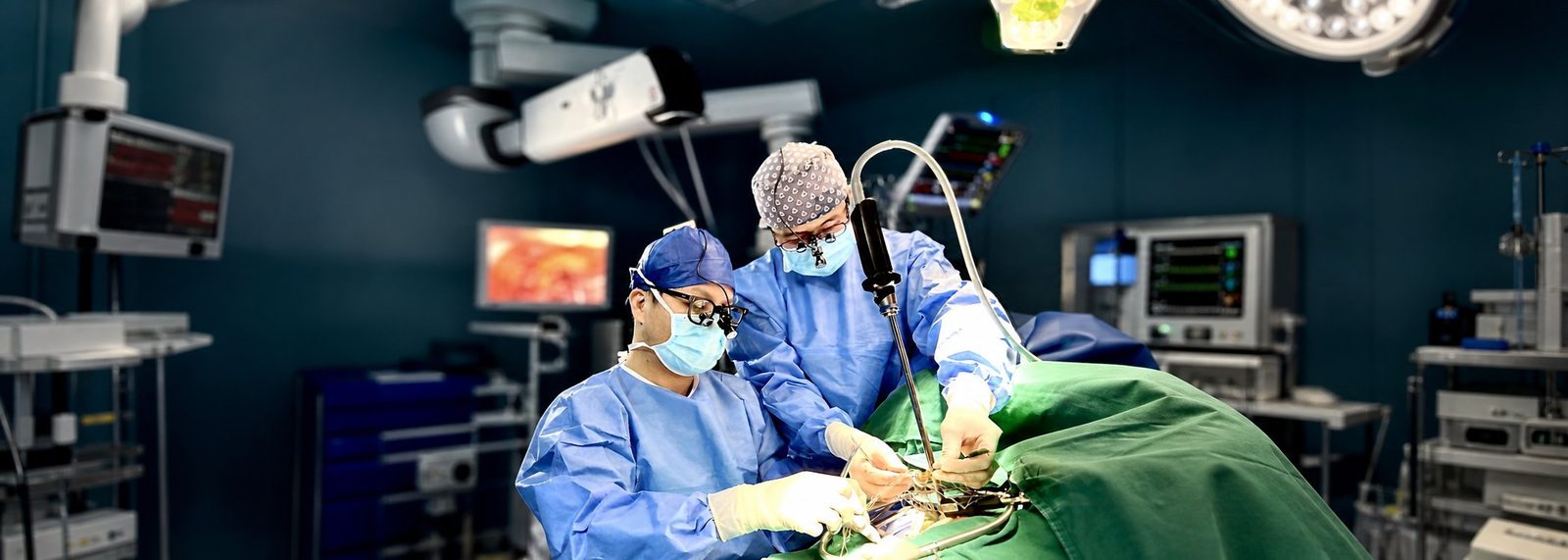 Dr. Cui operating via the trans-axillary approach